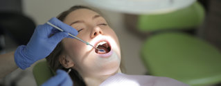 Behandlung in der Zahnarztpraxis Dr. Hans-Peter Klambauer